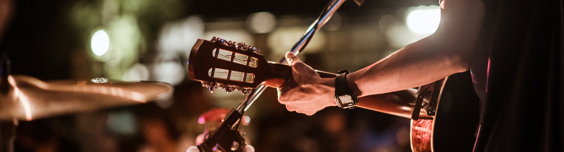 SV Festivalprogramme - Gitarre auf der Bühne