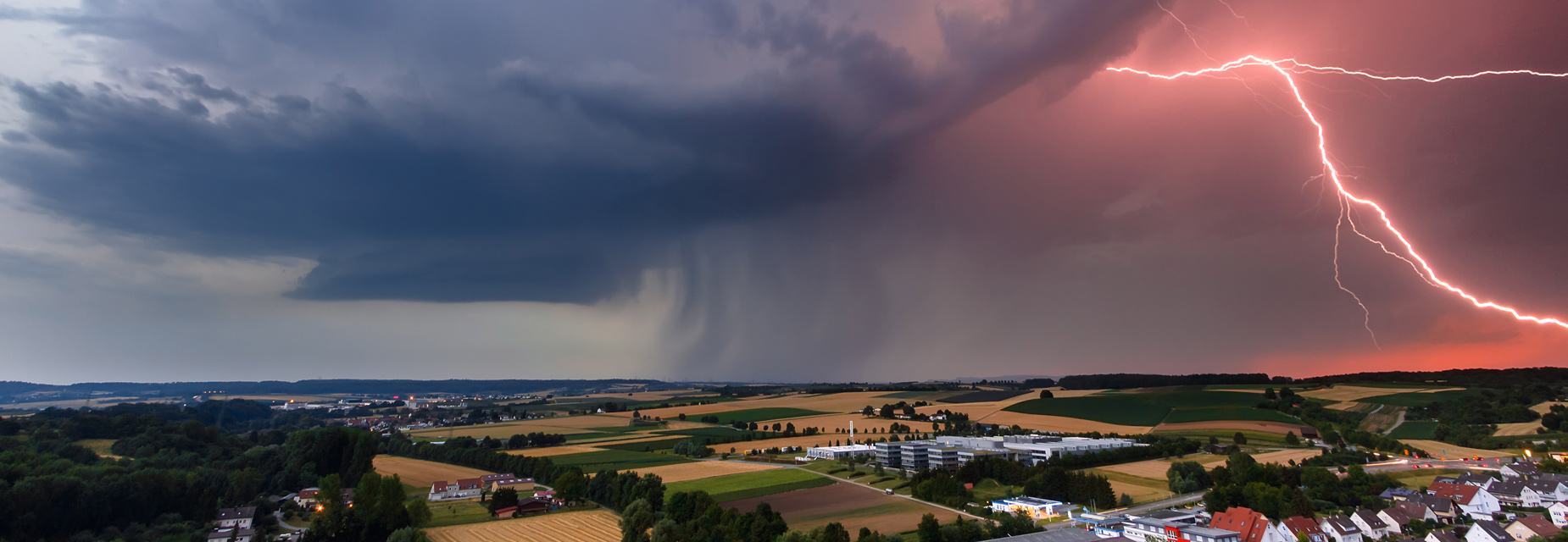 Gewitter über Ortschaft - MES Schaden melden