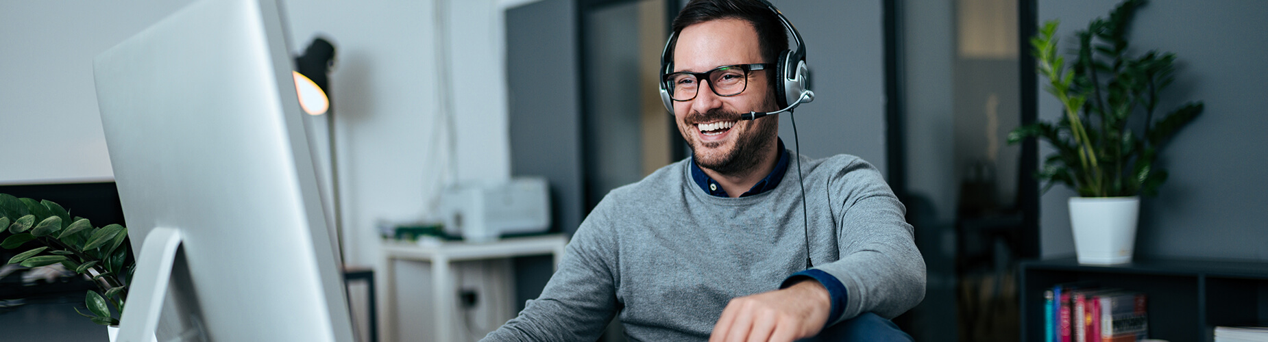 Onlineberatung Mann vor Laptop