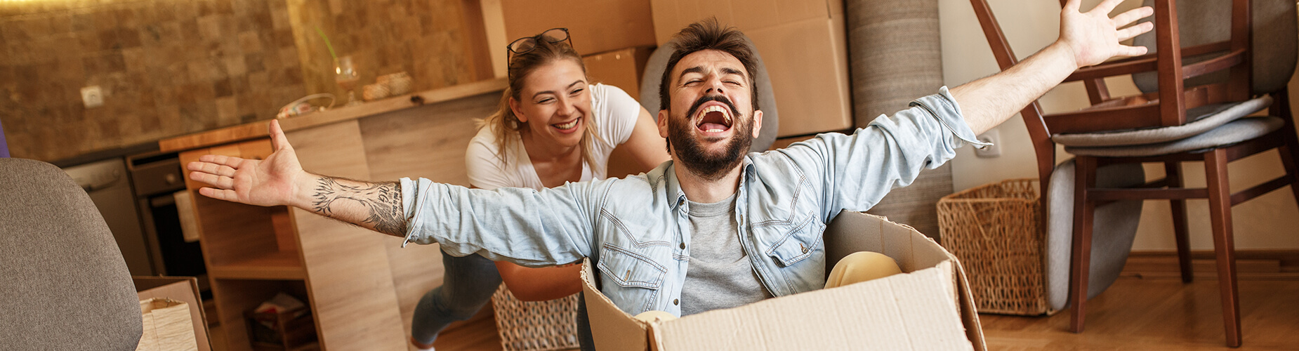 Glückliches Paar in der neuen Wohnung