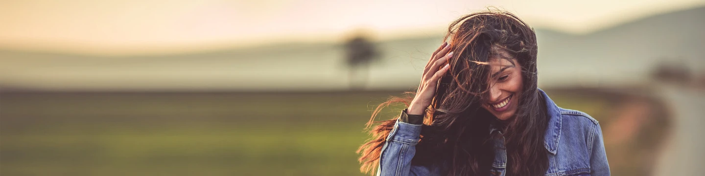 Zwei lachende Frauen an der Küste 