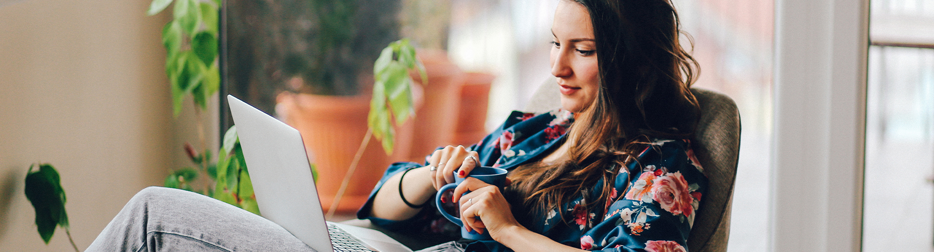 Junge Frau am Laptop prüft ihr SV OnlinePostfach