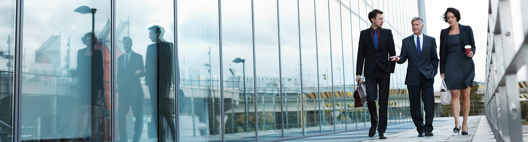 Betriebsgebäude Businessleute an einer Fensterfront