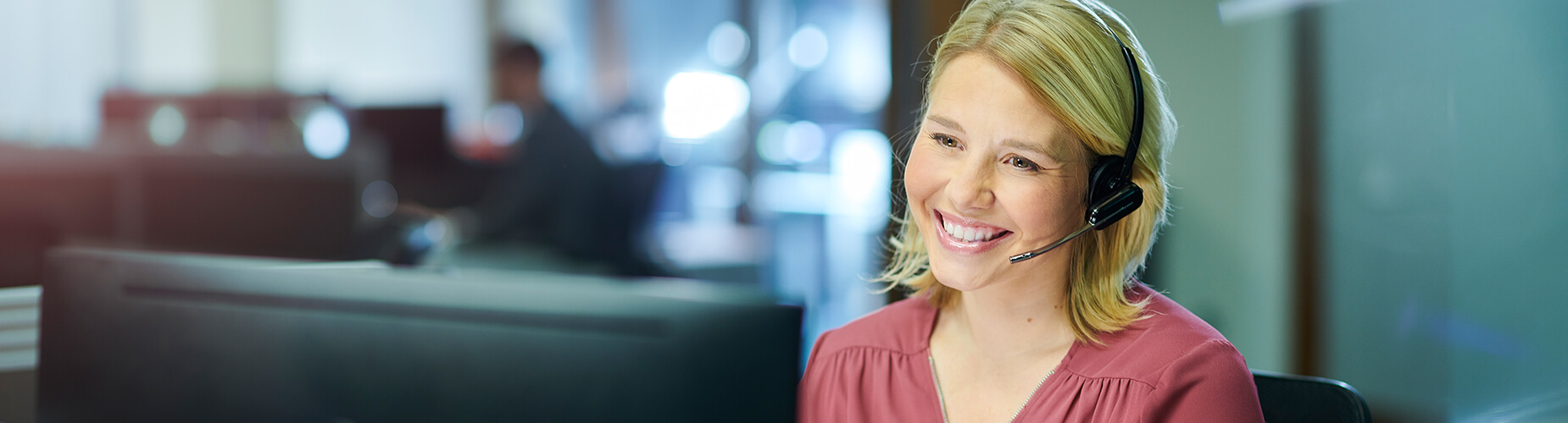 Firmenservice im Überblick Frau am Telefon