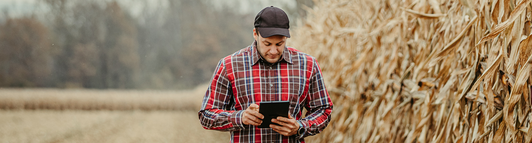 Agrarpolice Landwirt mit Tablet