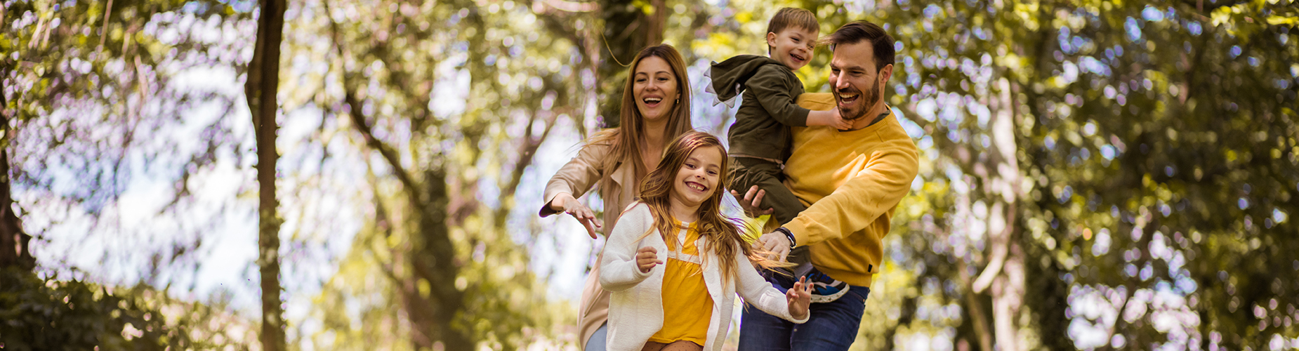 Familie spielt zusammen im Wald